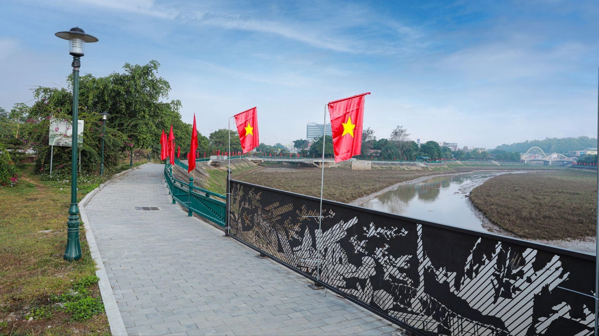 Với chiều dài khoảng 35 km, dòng sông này đóng vai trò thiết yếu trong đời sống của người dân địa phương