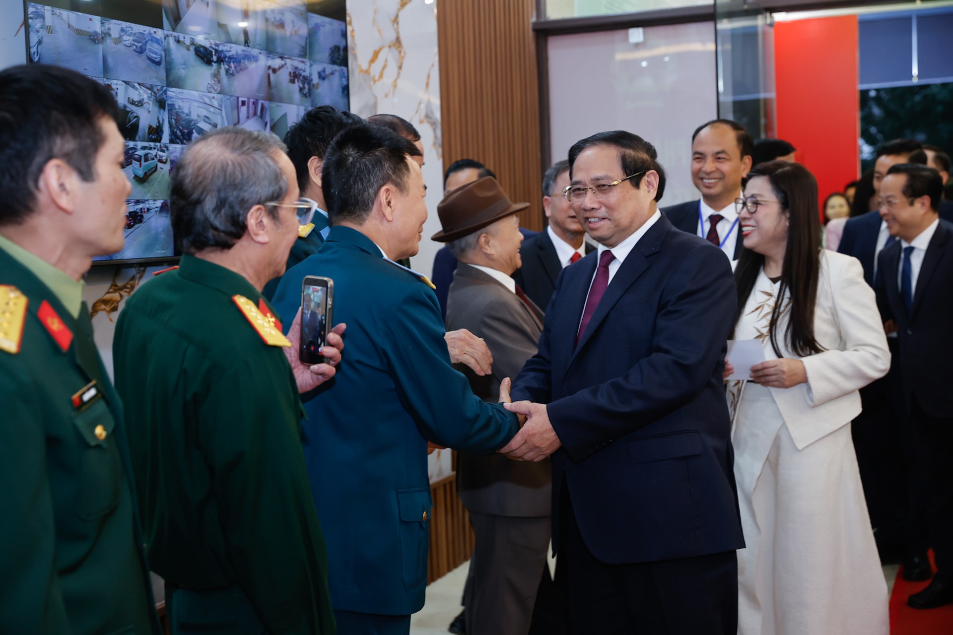 Thủ tướng Phạm Minh Chính cùng cử tri bỏ phiếu bầu cử tại phường Tây Hồ, Hà Nội- Ảnh 2.