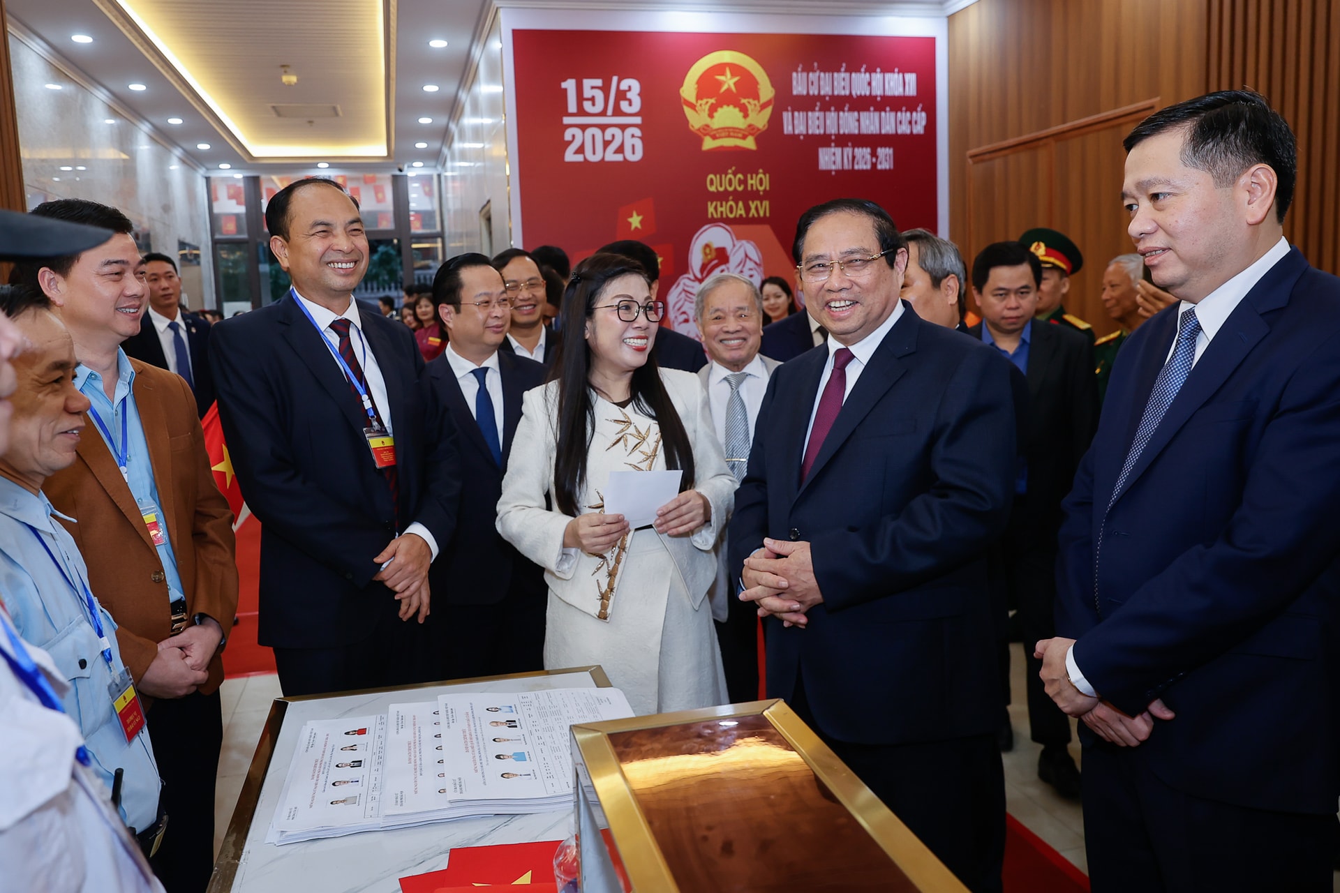 Thủ tướng Phạm Minh Chính cùng cử tri bỏ phiếu bầu cử tại phường Tây Hồ, Hà Nội- Ảnh 3.