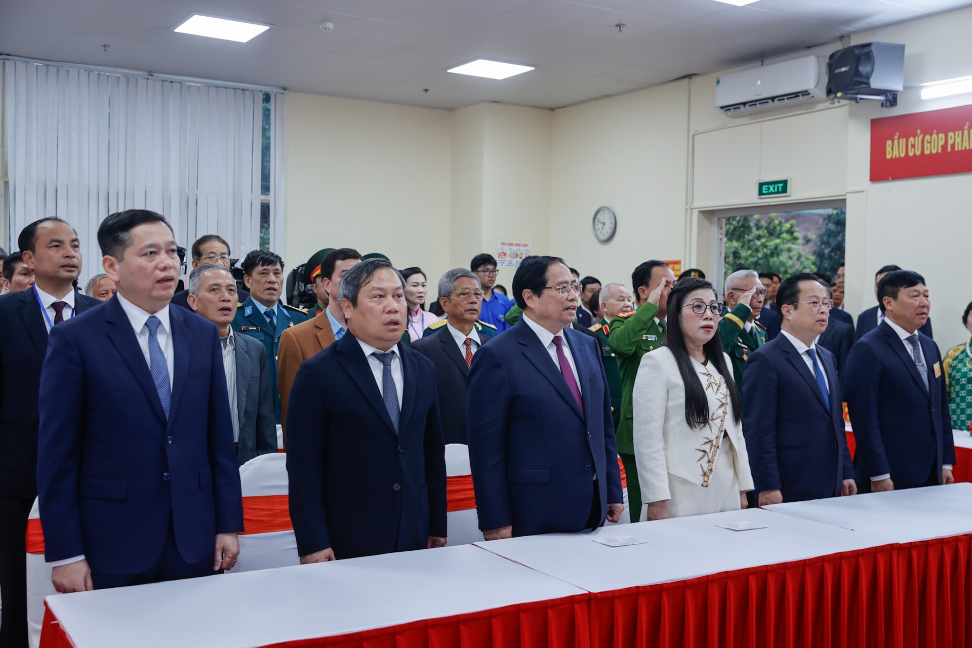 Thủ tướng Phạm Minh Chính cùng cử tri bỏ phiếu bầu cử tại phường Tây Hồ, Hà Nội- Ảnh 4.