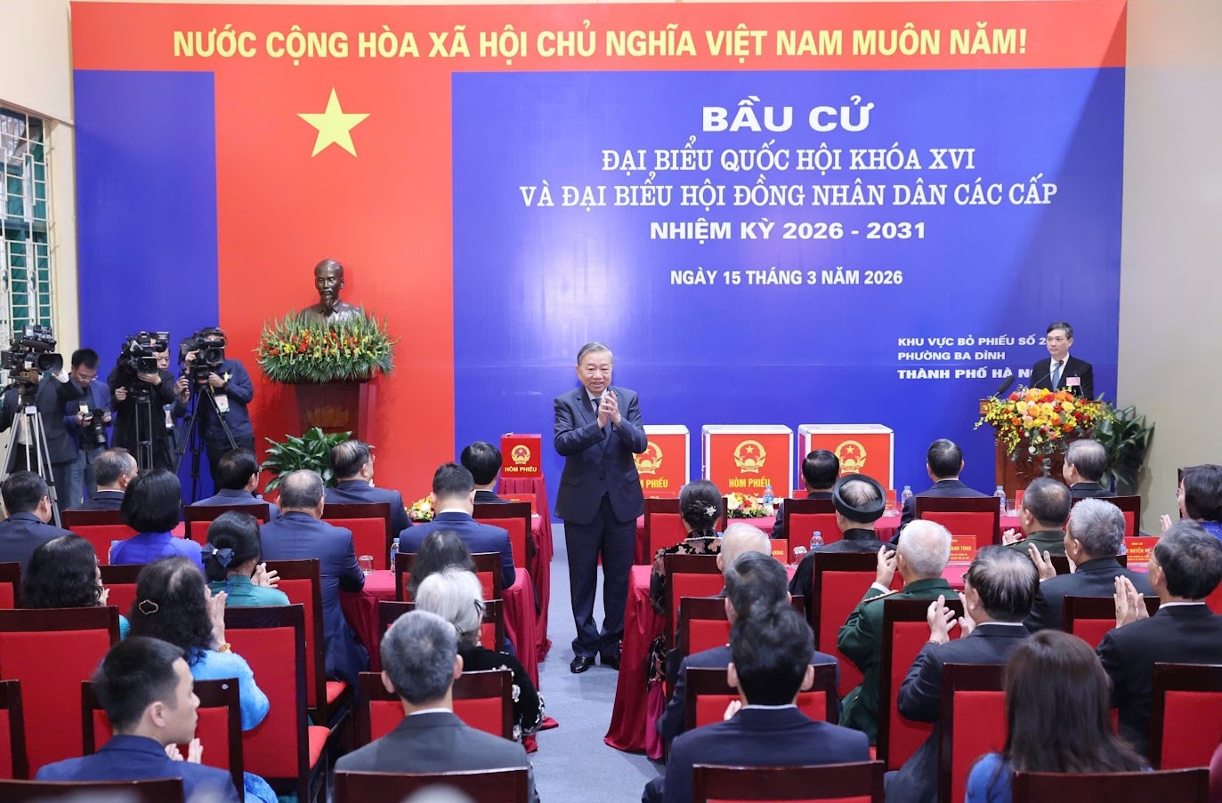 Tổng Bí thư Tô Lâm bỏ phiếu bầu cử đại biểu Quốc hội, HĐND các cấp tại phường Ba Đình, Hà Nội- Ảnh 3. Tổng Bí thư Tô Lâm bỏ phiếu bầu cử đại biểu Quốc hội, HĐND các cấp tại phường Ba Đình, Hà Nội- Ảnh 3.