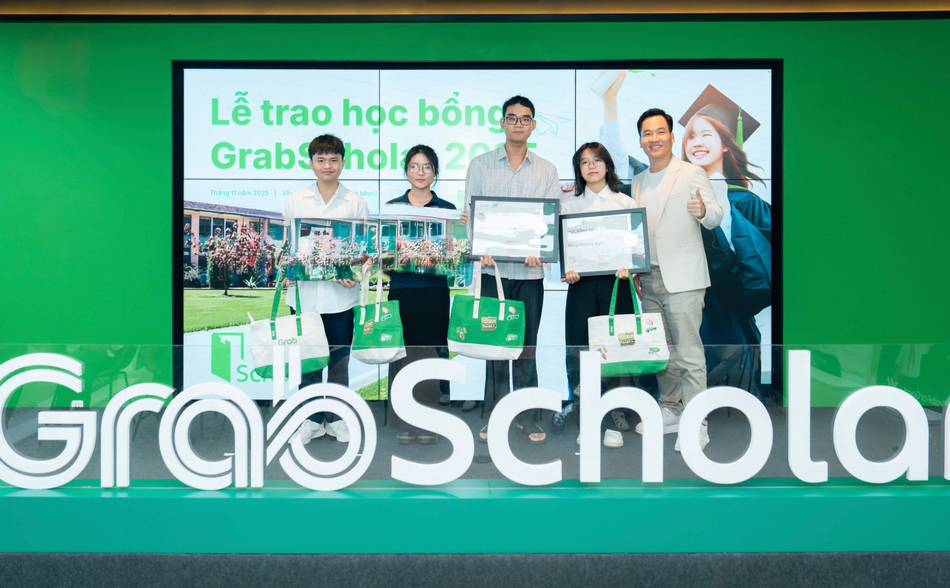 Chương trình GrabScholar với sự phối hợp cùng VietHope đã trao tặng 300 suất hỗ trợ học tập và 6 suất học bổng toàn phần cho học sinh, sinh viên Việt Nam