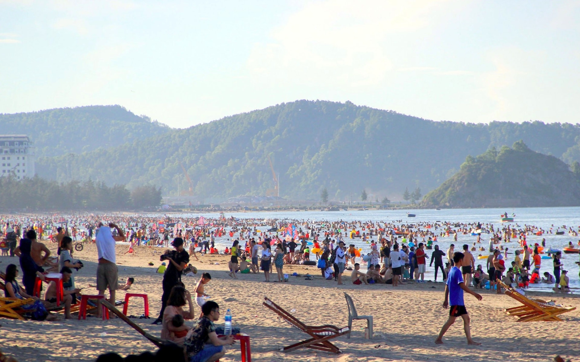 Hàng năm biển Cửa Lò thu hút hàng triệu lượt du khách.