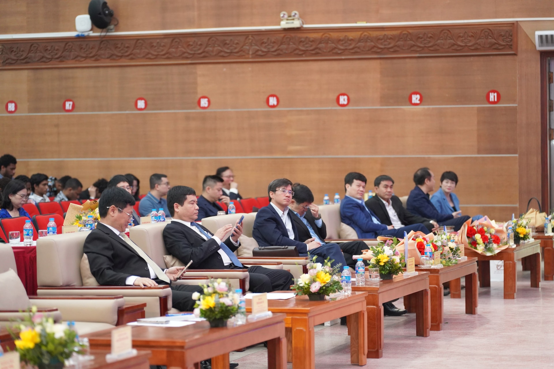 Các đại biểu tham dự Lễ ra mắt Ban điều phối Hệ thống Trung tâm đào tạo xuất sắc và tài năng về công nghệ 4.0