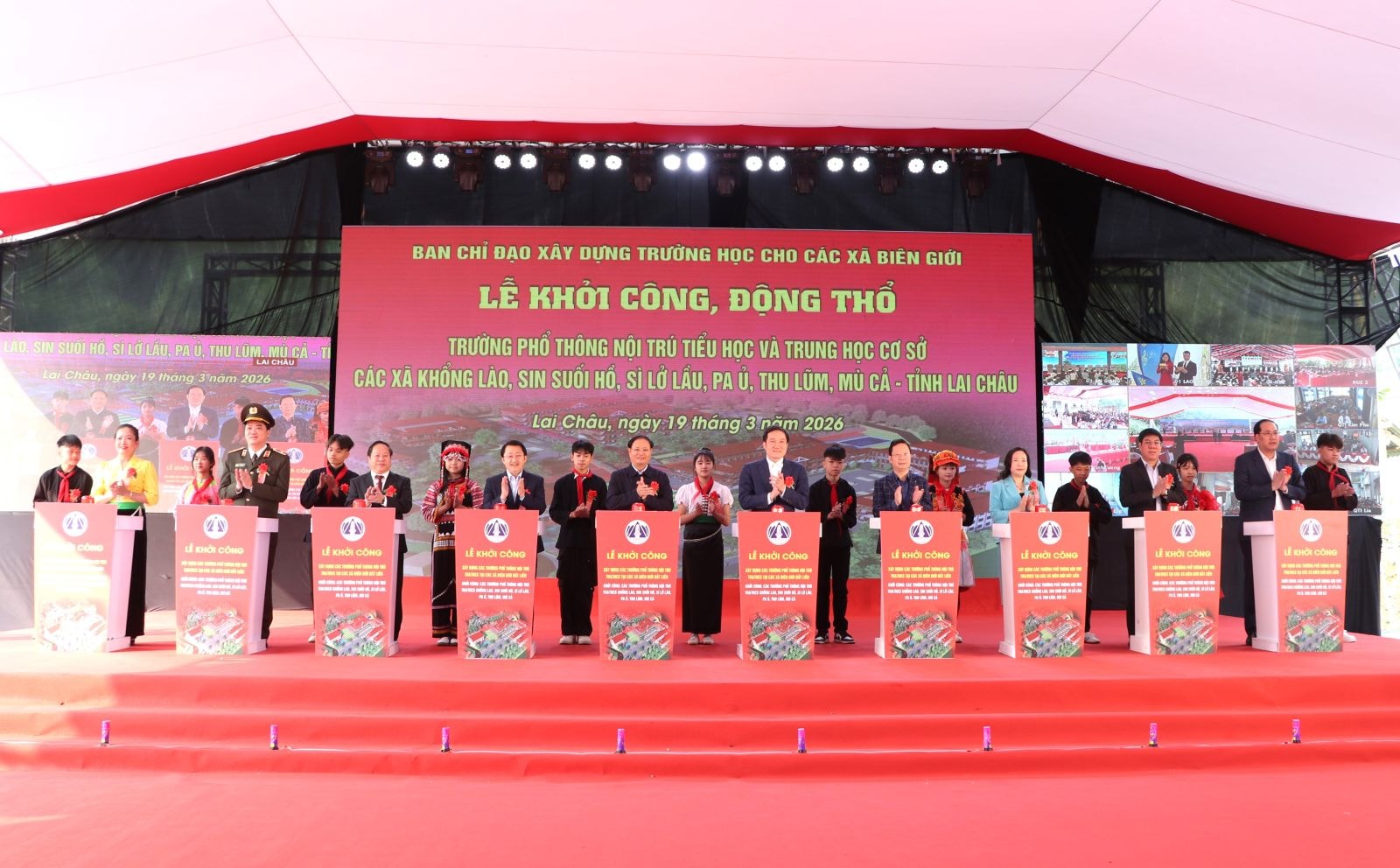 Các đồng chí lãnh đạo và đại biểu thực hiện nghi thức khởi công, động thổ công trình.