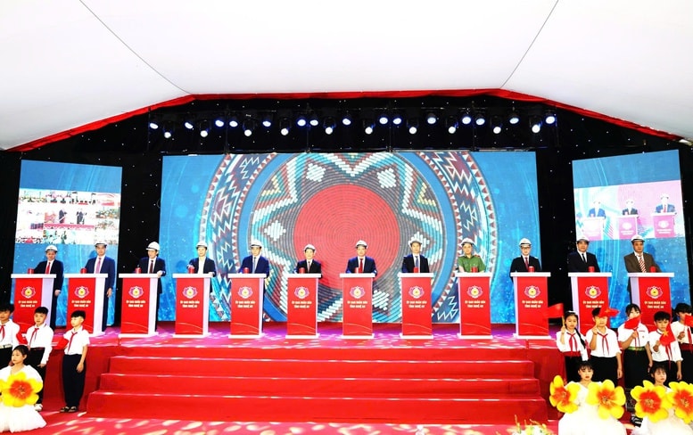 Phó Thủ tướng Hồ Đức Phớc cùng các đại biểu thực hiện nghi thức khỏi công xây dựng trường tại tỉnh Nghệ An - Ảnh- VGP:Trần Mạnh