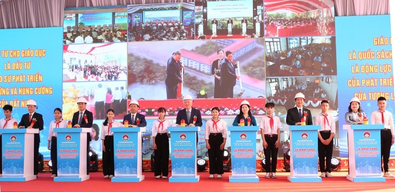 Phó Thủ tướng Thường trực Nguyễn Hòa Bình cùng các đại biểu thực hiện nghi thức khởi công xây dựng trường tại tỉnh Hà Tĩnh - Ảnh- VGP:Nguyễn Hoàng