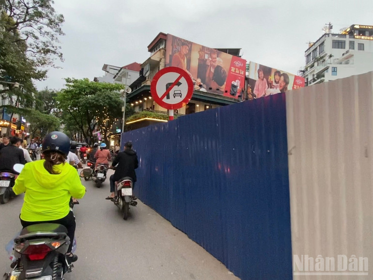 Biển báo cấm rẽ được đặt ở đầu Đường Thành giao với Hàng Da, giúp giảm ùn tắc giao thông vào giờ cao điểm. ndo_br_anh-3.png