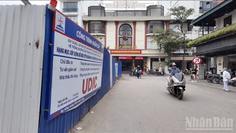 Khu vực trước cổng chợ Hàng Da được quây tôn, bảo đảm an toàn cho các phương tiện lưu thông. ndo_br_anh-11.png