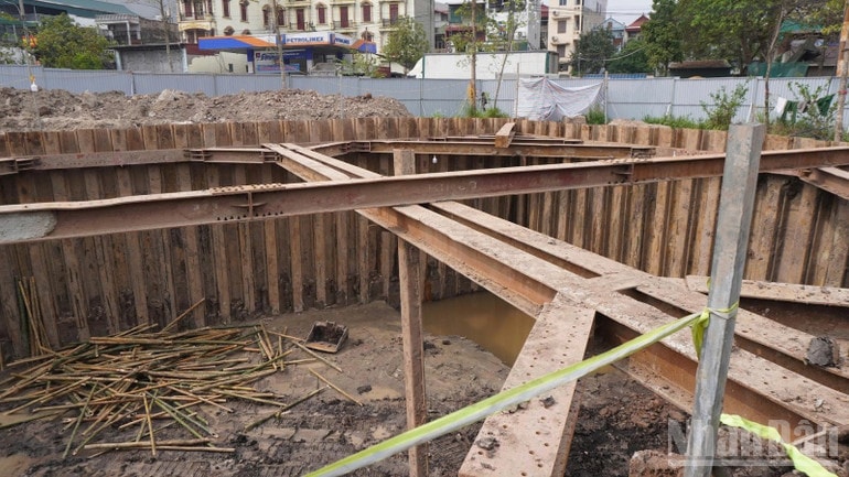 Bể ngầm ở khu vực dốc cầu Đuống đến nay đã hoàn thiện khoảng 30%. ndo_br_be-cau-duong.jpg