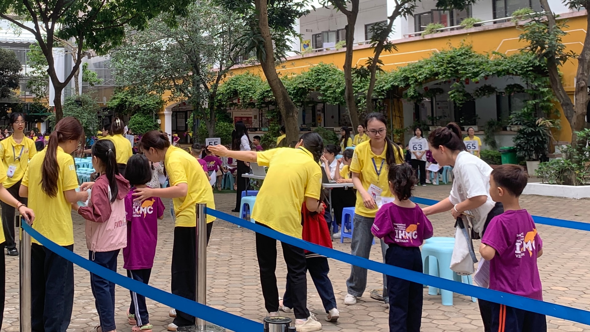 ảnh thi sinh dự thi tại trường may Academy (1)