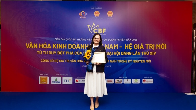 Ban điều hành Công ty Cổ phần Thực phẩm Hùng Hậu nhận danh hiệu Doanh nghiệp đạt chuẩn văn hoá kinh doanh Việt Nam