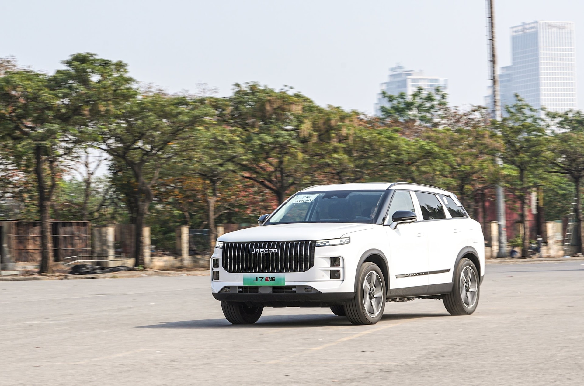 Giá xăng dầu tăng cao, mua xe hybrid sạc ngoài có tiết kiệm chi phí?