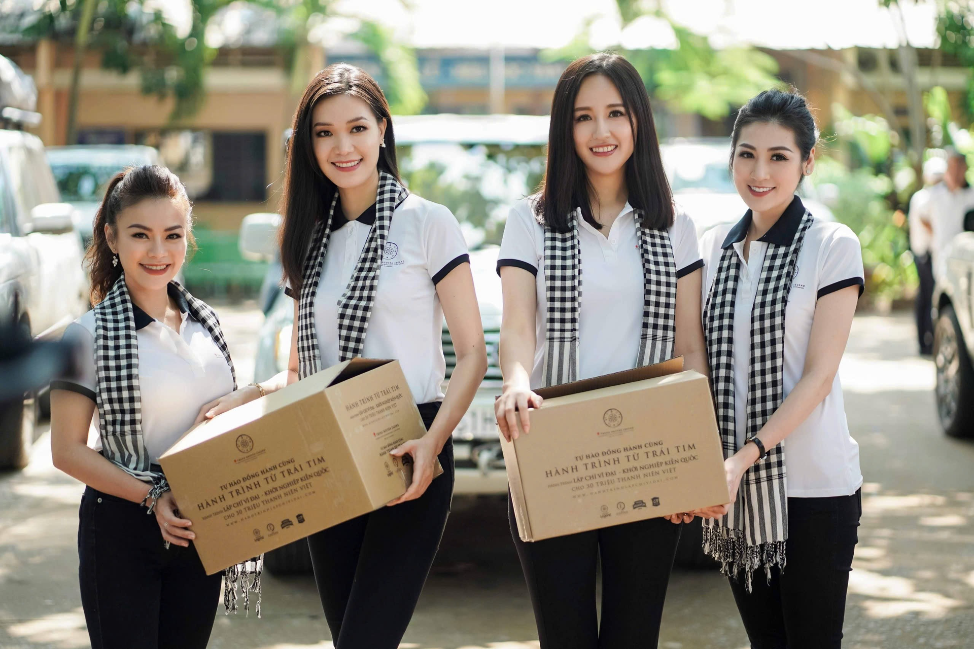 Các em học sinh, sinh viên tại các điểm trường xa xôi hào hứng đón nhận những cuốn sách quý giúp trang bị tri thức thắp sáng ước mơ do Hành trình Từ Trái Tim trao tặng.