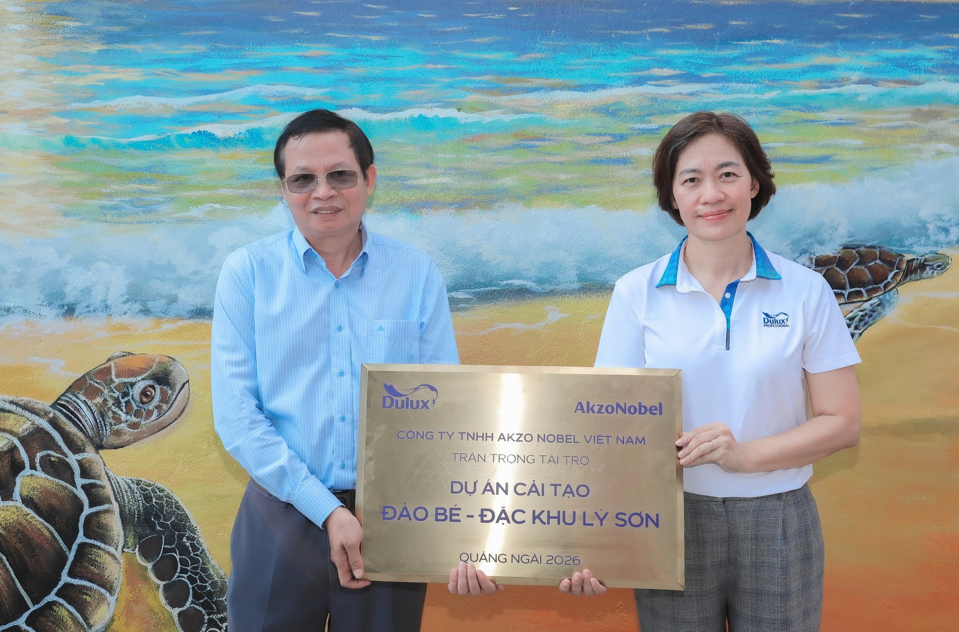 Bà Dương Hoàng Liên, đại diện AkzoNobel Việt Nam, bàn giao công trình cho chính quyền địa phương tại đặc khu đảo Lý Sơn