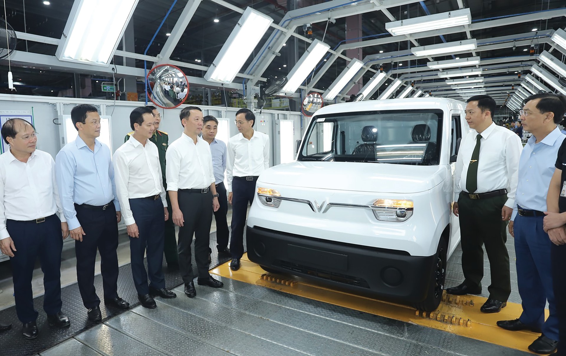 Chủ tịch UBND tỉnh Phan Thiên Định và đoàn công tác kiểm tra hoạt động sản xuất tại Nhà máy sản xuất ô tô điện VinFast.