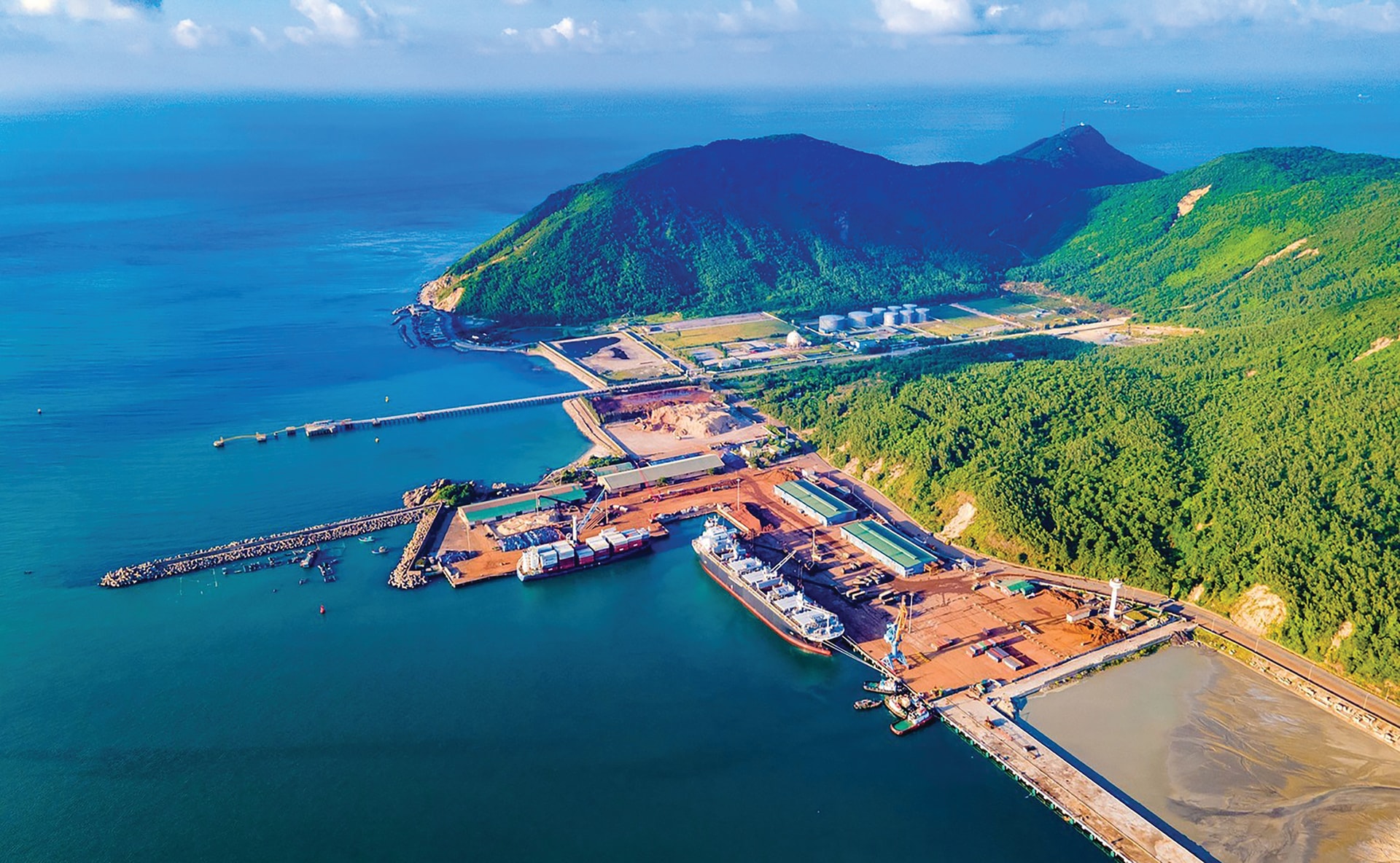 Khu kinh tế Vũng Áng có lợi thế hệ thống cảng nước sâu, hạ tầng tương đối đồng bộ. Ảnh- Đình Nhất.