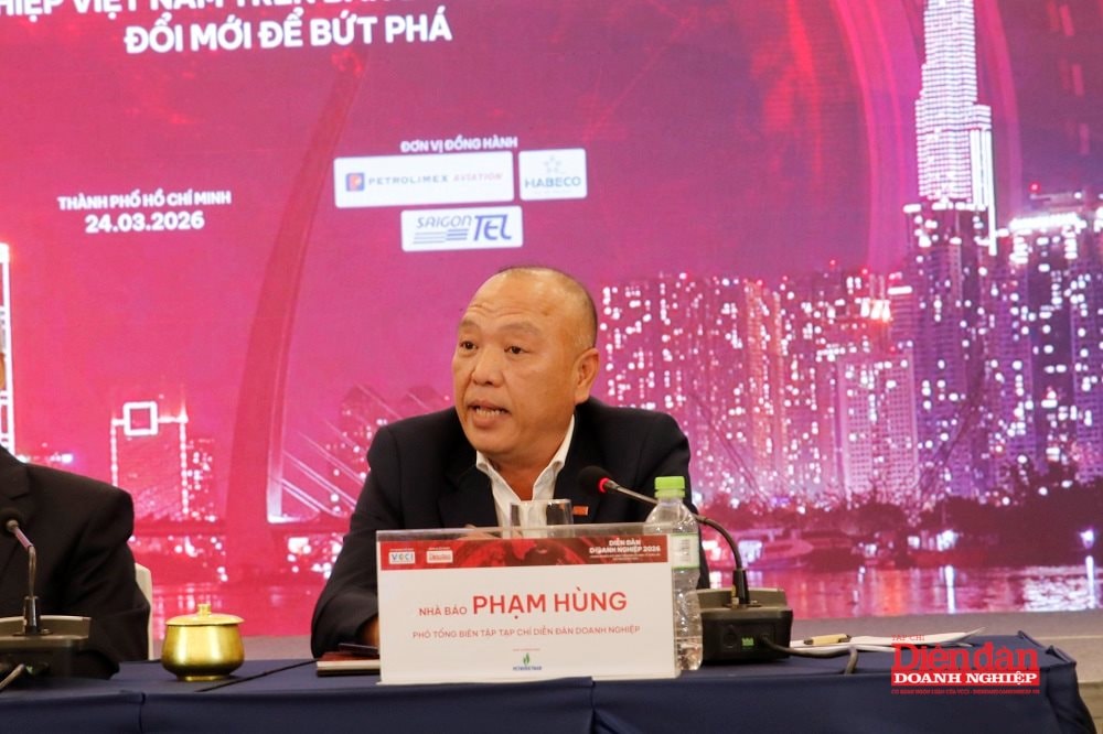 Nhà báo Phạm Hùng - Phó Tổng Biên tập Tạp chí Diễn đàn Doanh nghiệp điều hành phiên thảo luận.