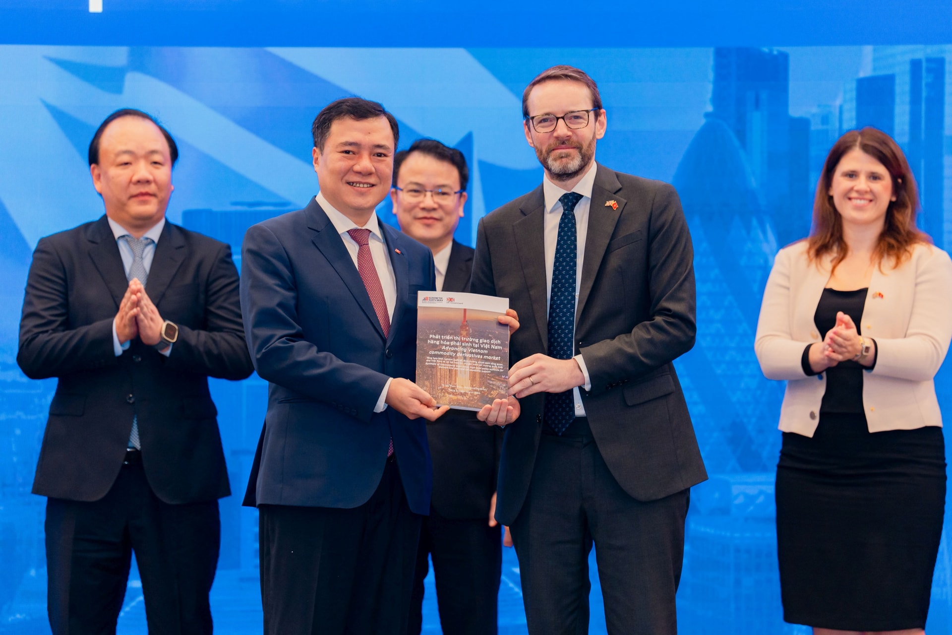 Trao tặng Báo cáo