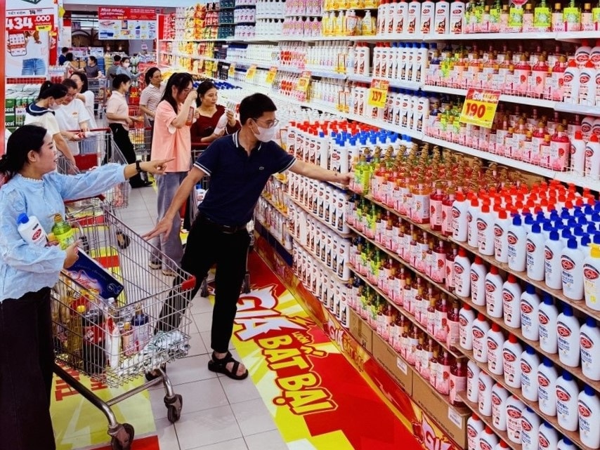 1 Người tiêu dùng mua sắm tại siêu thị GO!