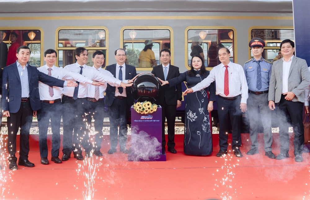 Các đại biểu thực hiện nghi thức nhấn nút khai trương, ra mắt đoàn tàu “Hành trình kết nối di sản miền Trung” với diện mạo mới