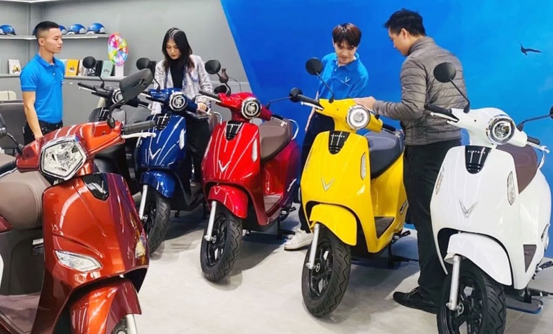 Giá xăng dầu tăng cao, xe máy điện “cháy hàng”