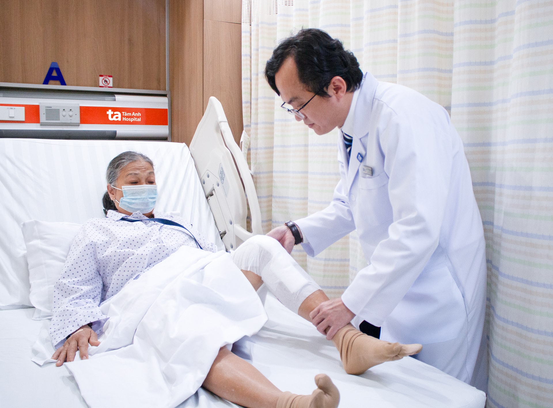 Bác sĩ Trương Hữu Bảo - Trưởng Chuyên khoa Chấn thương Chỉnh hình, kiểm tra khớp gối hồi phục tốt cho bà Hồng sau phẫu thuật bằng Robot CUVIS-Joint. Ảnh_ Bệnh viện Đa khoa Tâm Anh