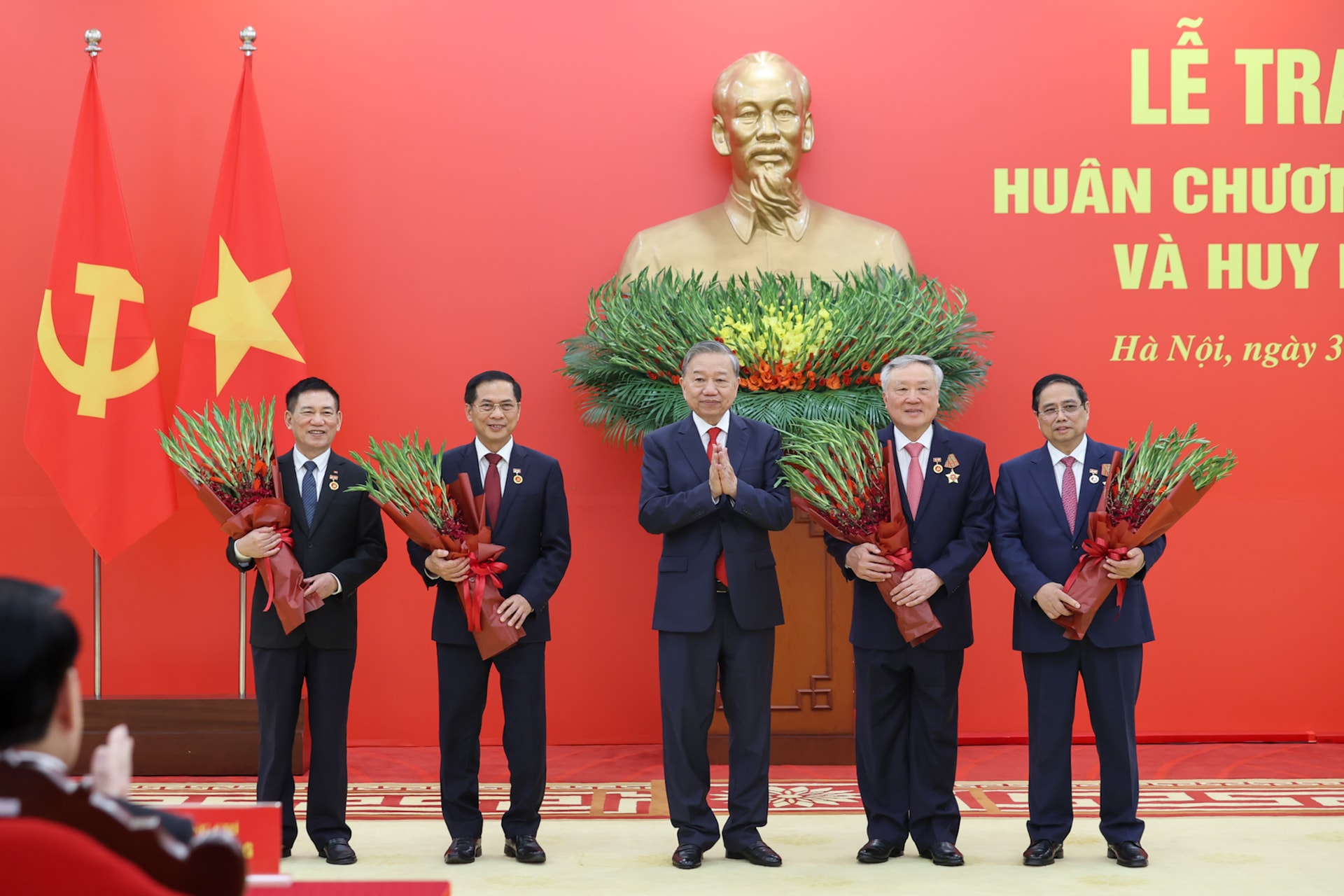 Tổng Bí thư Tô Lâm trao Huân chương Quân công hạng nhất và Huy hiệu Đảng tặng các đồng chí lãnh đạo, nguyên lãnh đạo- Ảnh 4.