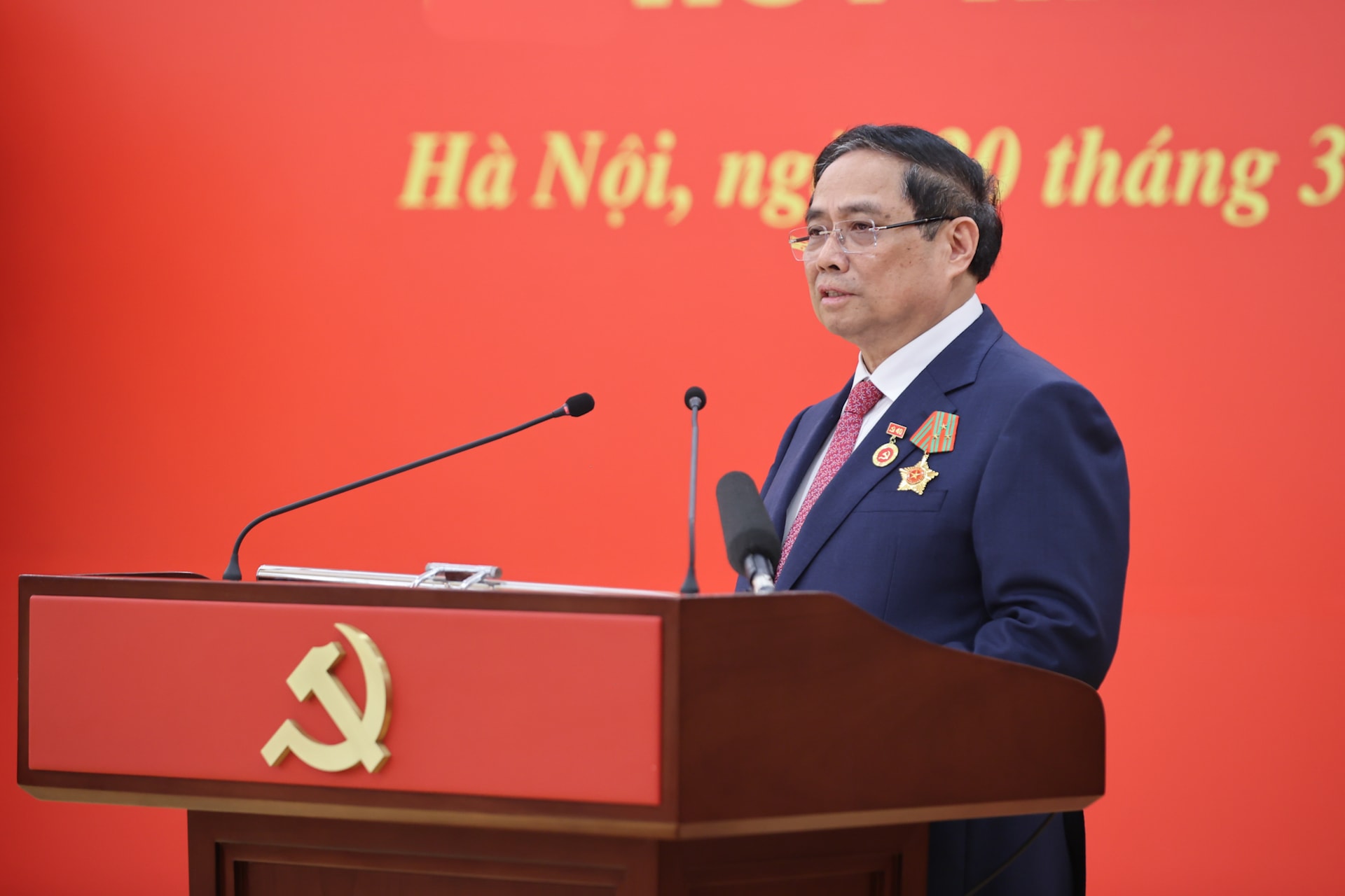 Tổng Bí thư Tô Lâm trao Huân chương Quân công hạng nhất và Huy hiệu Đảng tặng các đồng chí lãnh đạo, nguyên lãnh đạo- Ảnh 6.