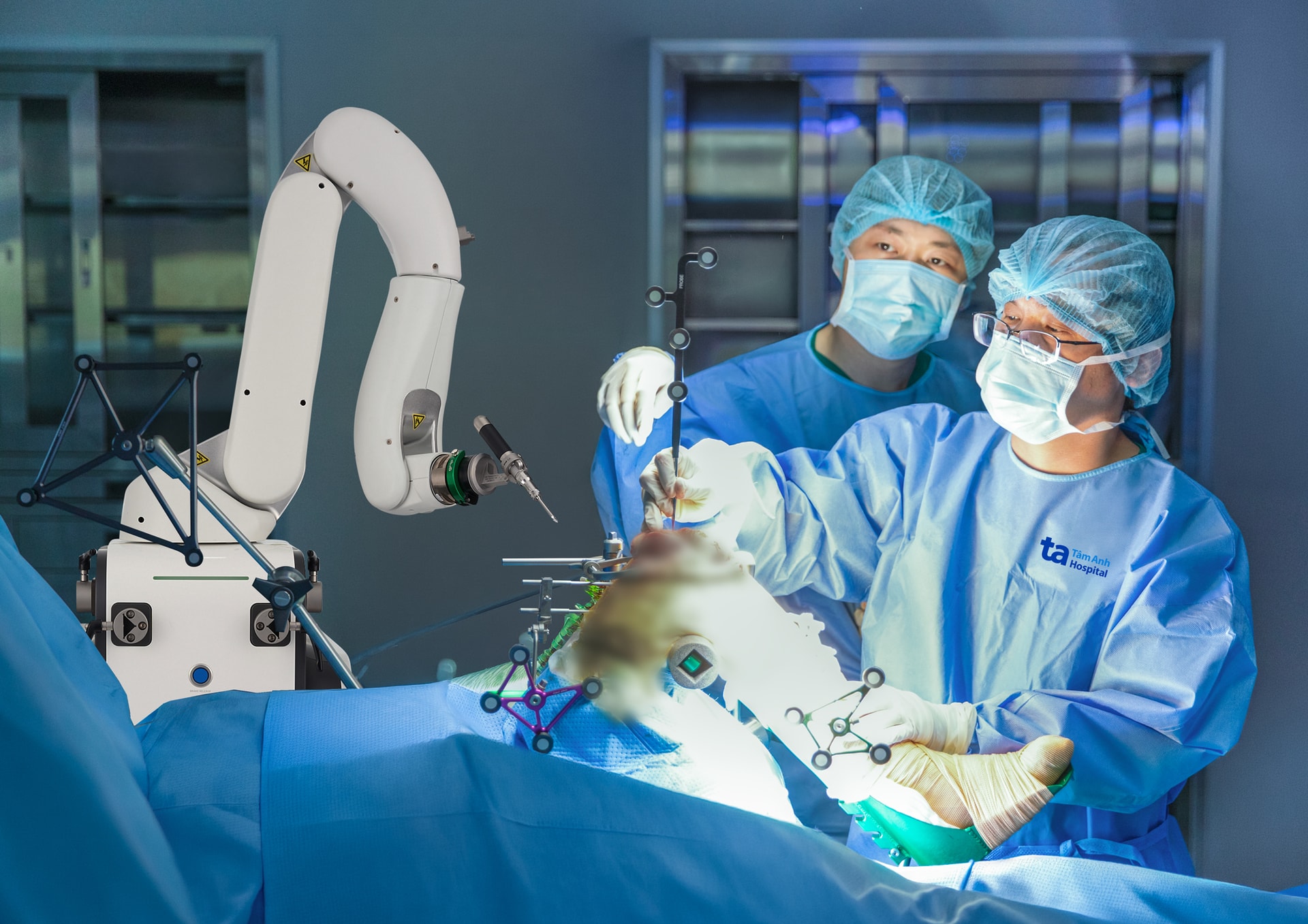 Bác sĩ đang phẫu thuật thay khớp gối cho người bệnh bằng Robot AI thế hệ mới CUVIS-Joint, định vị xương đảm bảo kế hoạch mổ 3D được dựng trước đó “ăn khớp” hoàn hảo với giải phẫu khớp thật của người bệnh. Ảnh_ Bệnh