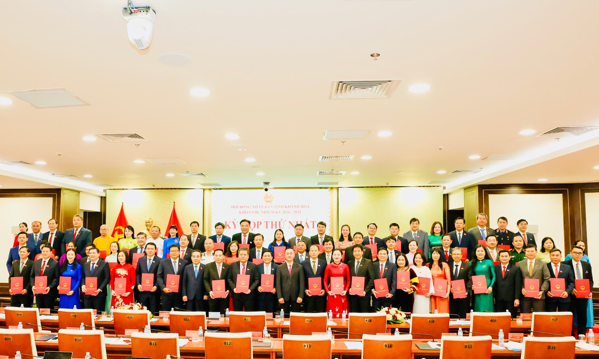 Các đại biểu HĐND tỉnh ra mắt tại kỳ họp