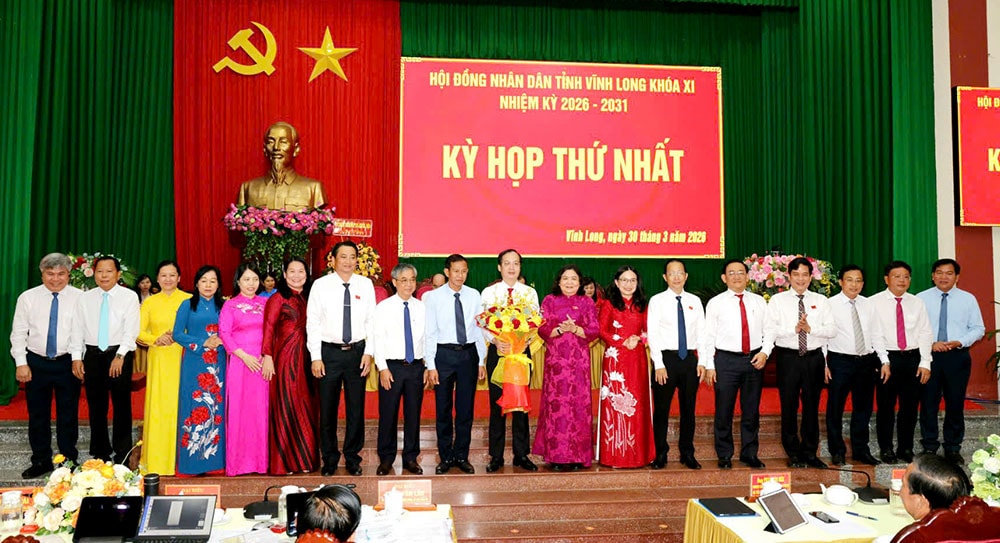 Đồng chí Hồ Thị Hoàng Yến - Ủy viên Ban Chấp hành Trung ương Đảng, Phó Bí thư Thường trực Tỉnh ủy tặng hoa chúc mừng.