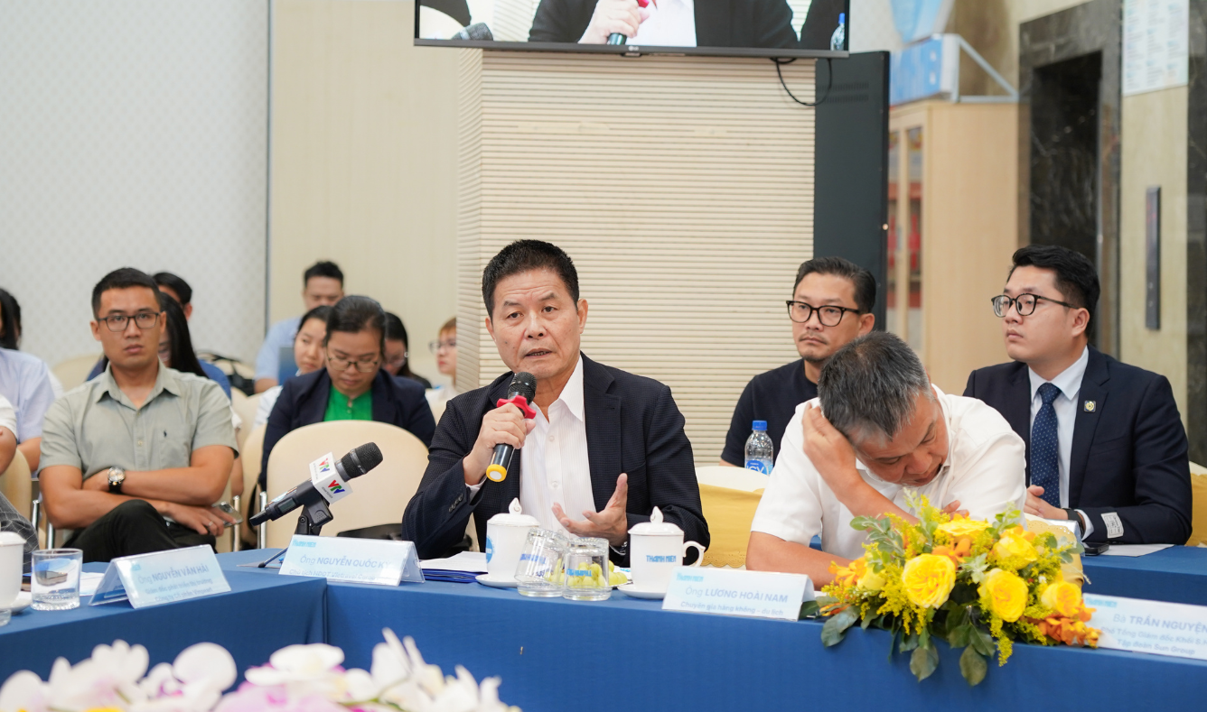 Ông Nguyễn Quốc Kỳ, Chủ tịch HĐQT Tập đoàn Du lịch Vietravel nhấn mạnh ngành du lịch đang phải đối mặt với một “cú sốc kép”, khi giá nhiên liệu leo thang cộng hưởng với biến động tỷ giá.