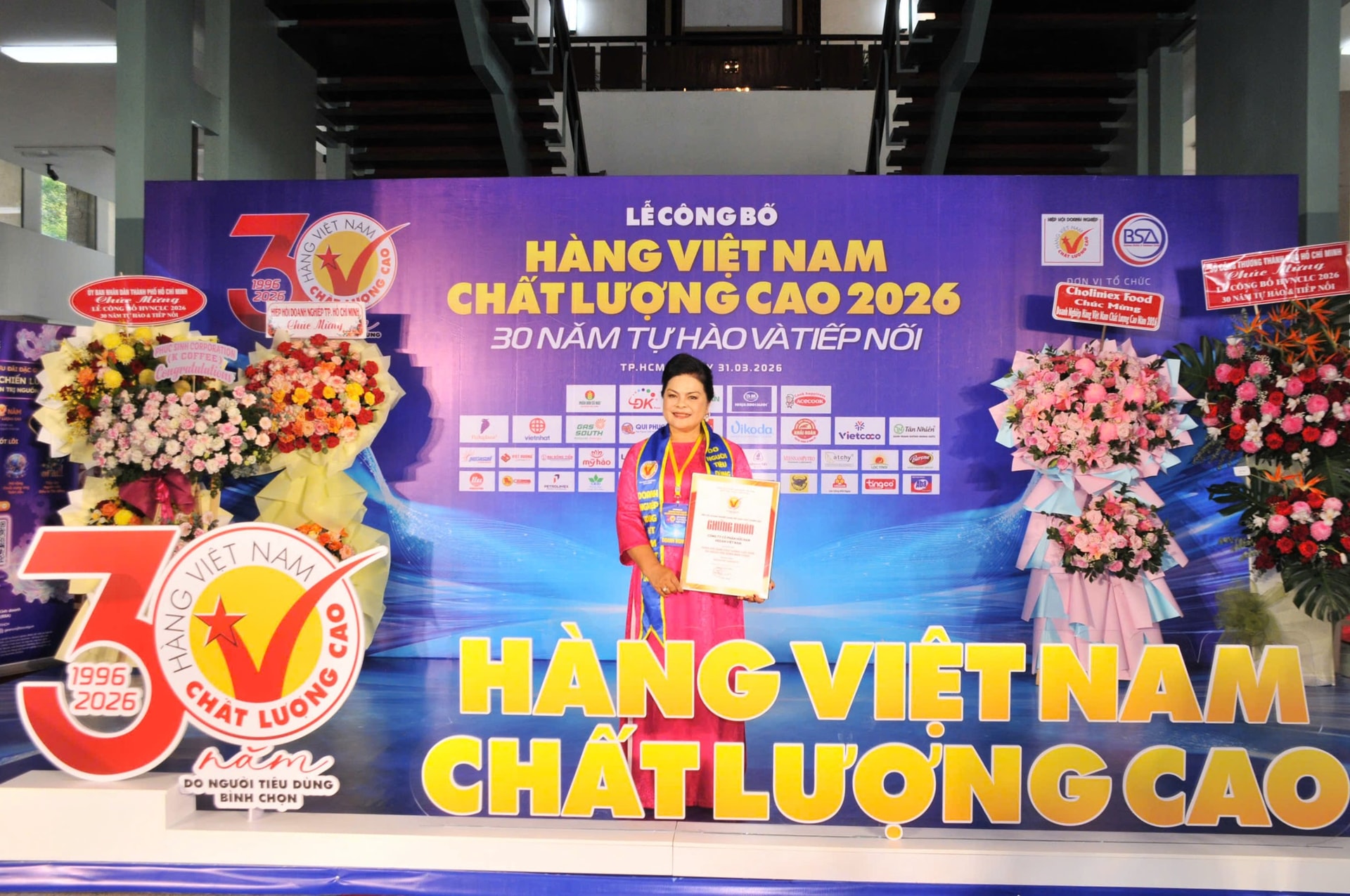 Bà Nguyễn Thu Thủy, đại diện Vedan Việt Nam nhận chứng nhận Hàng Việt Nam chất lượng cao 2026 từ Ban tổ chức