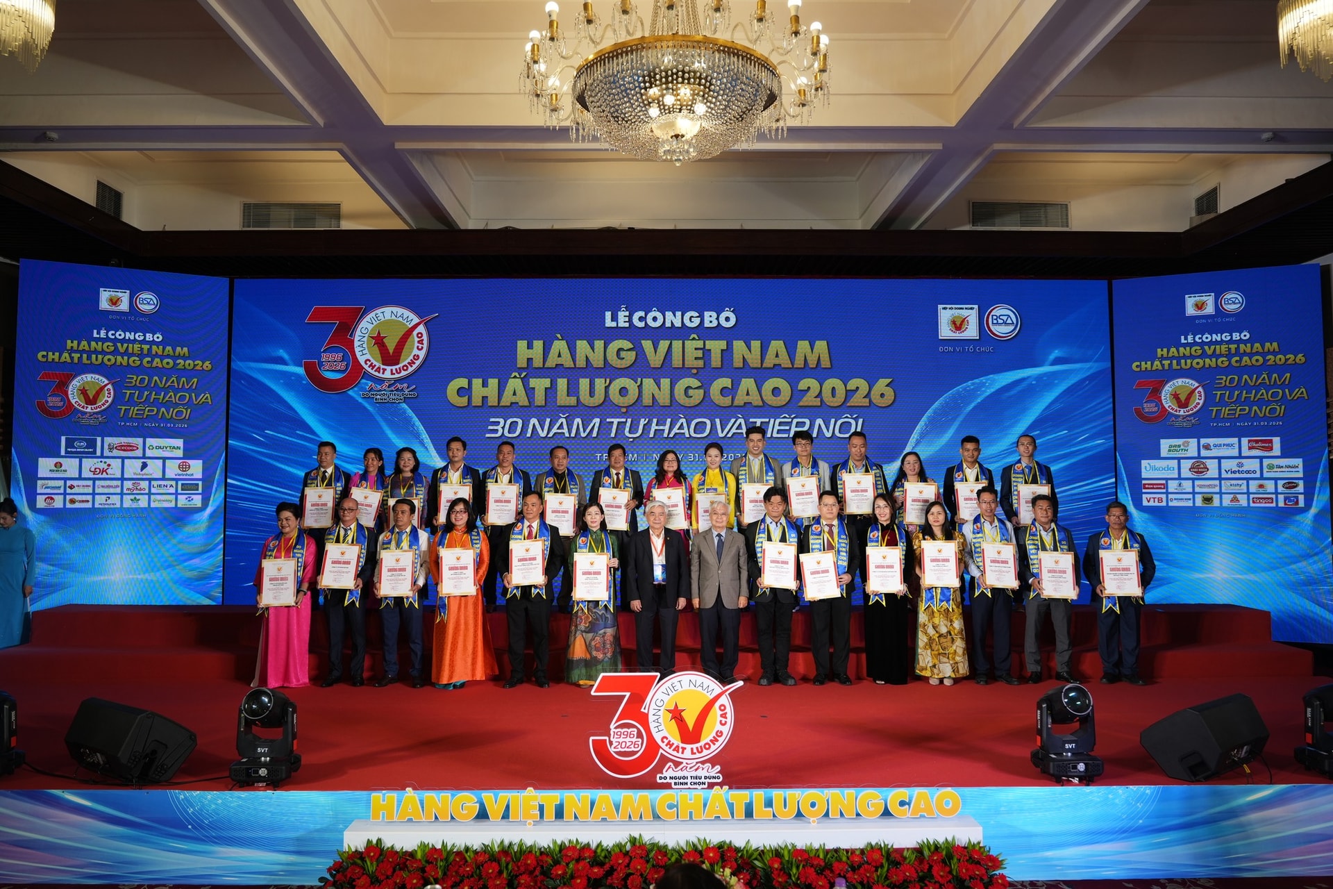 Đại diện các doanh nghiệp nhận Chứng nhận Hàng Việt Nam chất lượng cao do người tiêu dùng bình chọn năm 2026