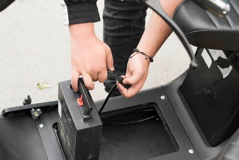 Xe máy điện 2026: người dùng đô thị chọn sạc cố định hay đổi pin?