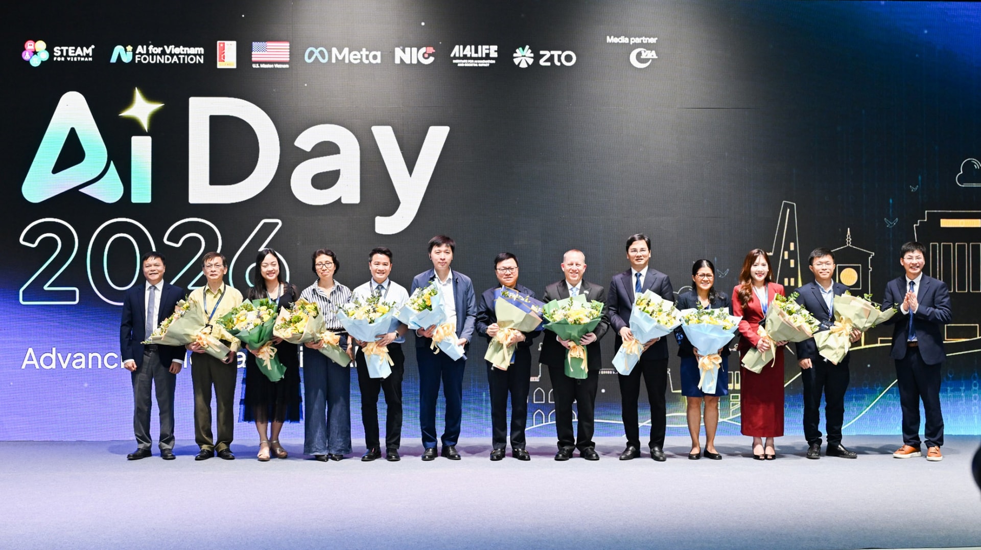 Đại diện BTC AI Day 2026 tặng hoa tri ân các diễn giả tham gia sự kiện