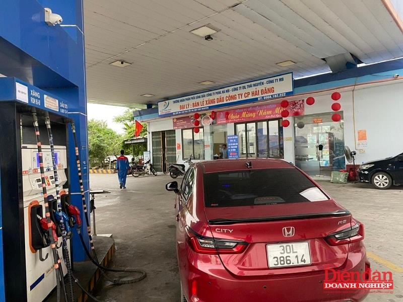 Dữ liệu hóa đơn điện tử đang cho thấy dấu hiệu bất thường trong kinh doanh xăng dầu trước thời điểm điều chỉnh giá, điều này đặt ra yêu cầu siết giám sát để chặn hành vi găm hàng trục lợi. Ảnh minh hoạ: Nguyễn Gi