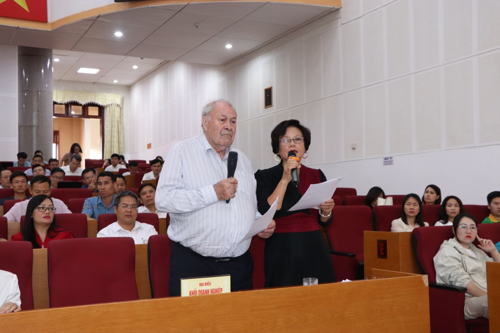 Đại diện Công ty Liên doanh đá Lai Châu phát biểu ý kiến tại Hội nghị.