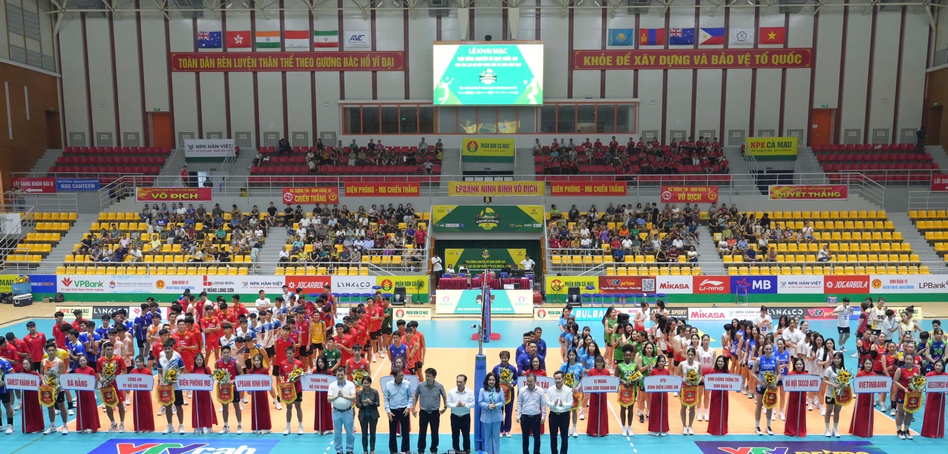 Giải đấu năm nay quy tụ 16 đội bóng mạnh nhất cả nước