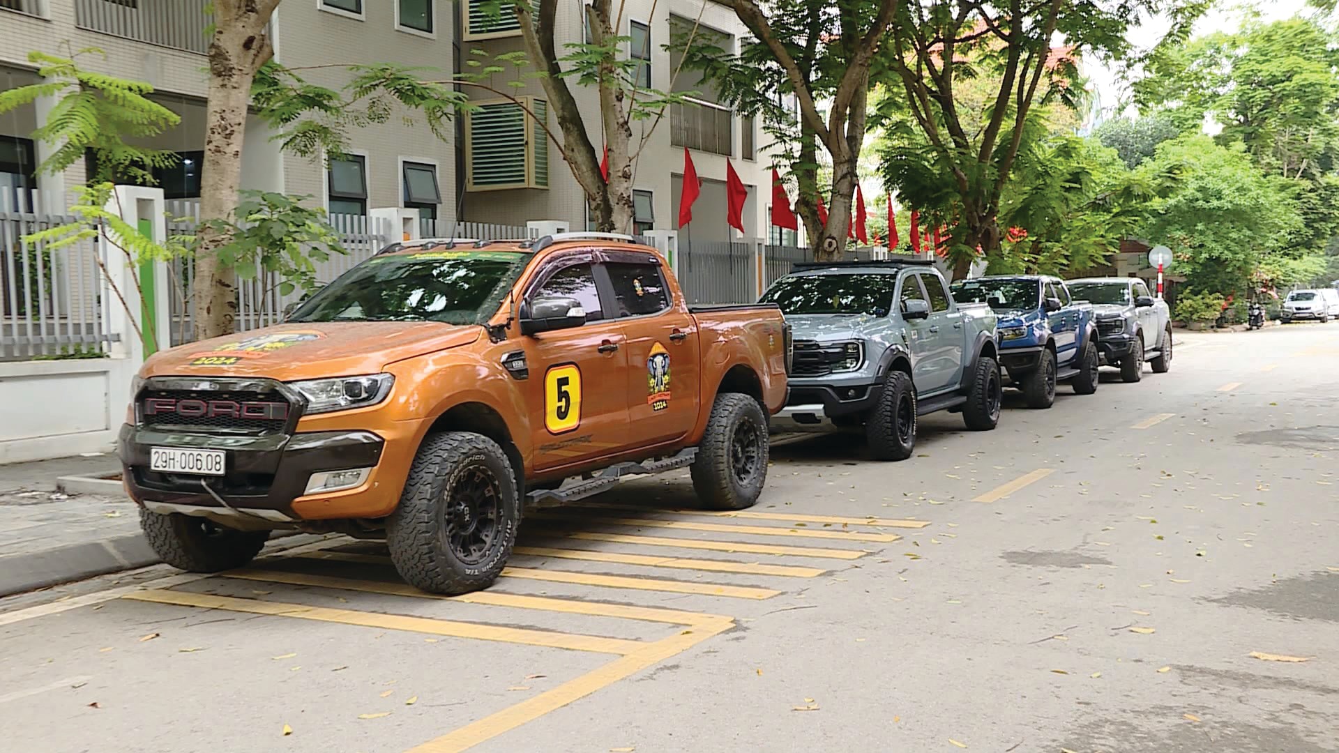 Trong khi thuế, phí ngày càng tiến gần đến ô tô con, thì cách quản lý lại kéo xe bán tải về phía xe tải.