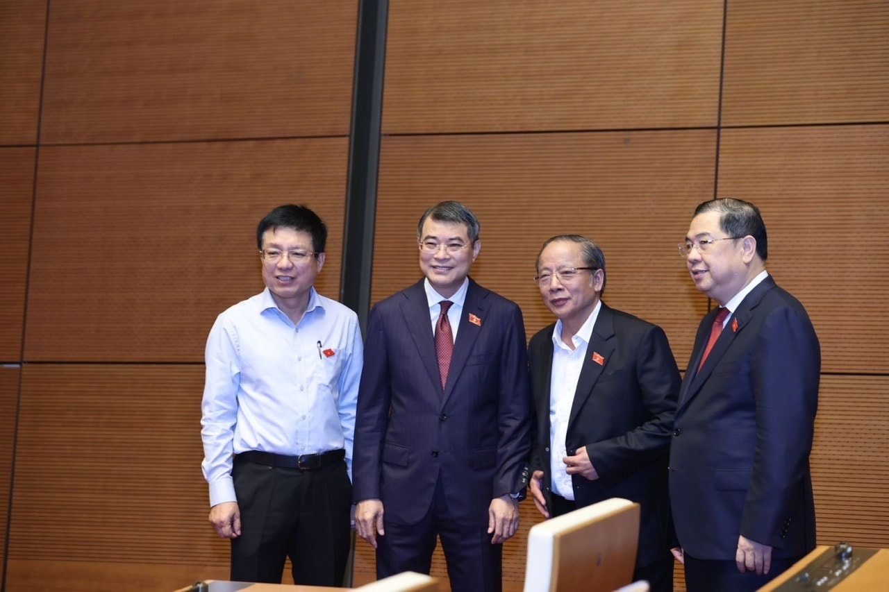 Chủ tịch Liên đoàn Thương mại và Công nghiệp Việt Nam (VCCI) Hồ Sỹ Hùng, đại biểu Quốc hội thuộc Đoàn đại biểu Quốc hội TP Hà Nội chụp ảnh cùng Thủ tướng Lê Minh Hưng, Phó Thủ tướng Phạm Gia Túc và đại biểu Quốc hội Nguyễn Văn Thân, Chủ tịch Hiệp hội Doanh nghiệp nhỏ và vừa Việt Nam