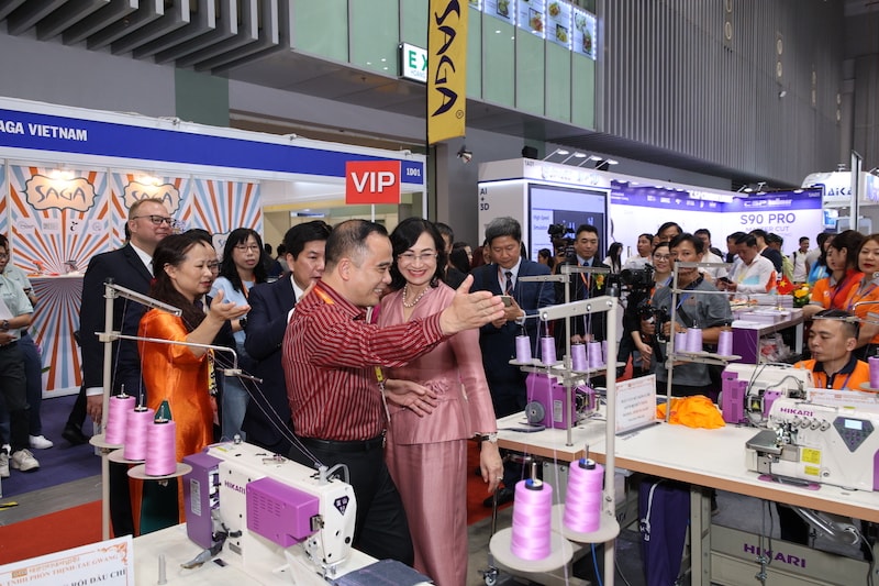 Các đại biểu đi thăm gian hàng