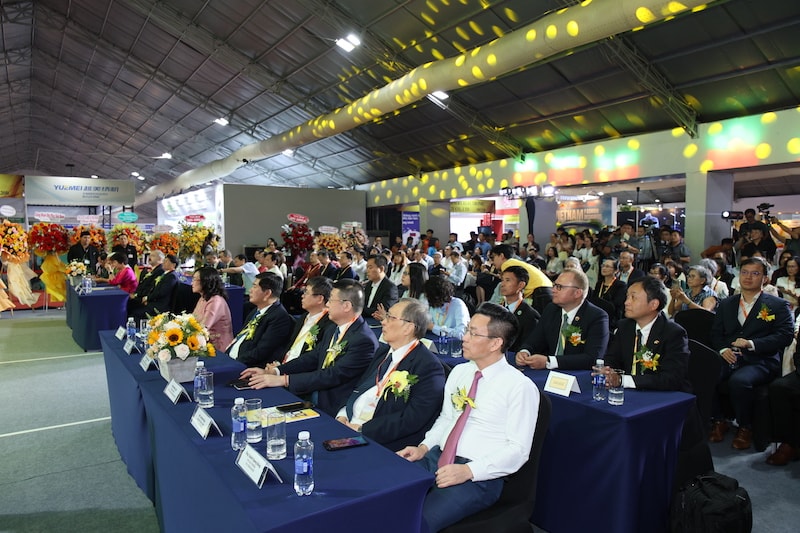 Các đại biểu dự lễ khai mạc triển lãm Quốc tế ngành công nghiệp dệt và may, thiết bị - nguyên phụ liệu và vải 2026 