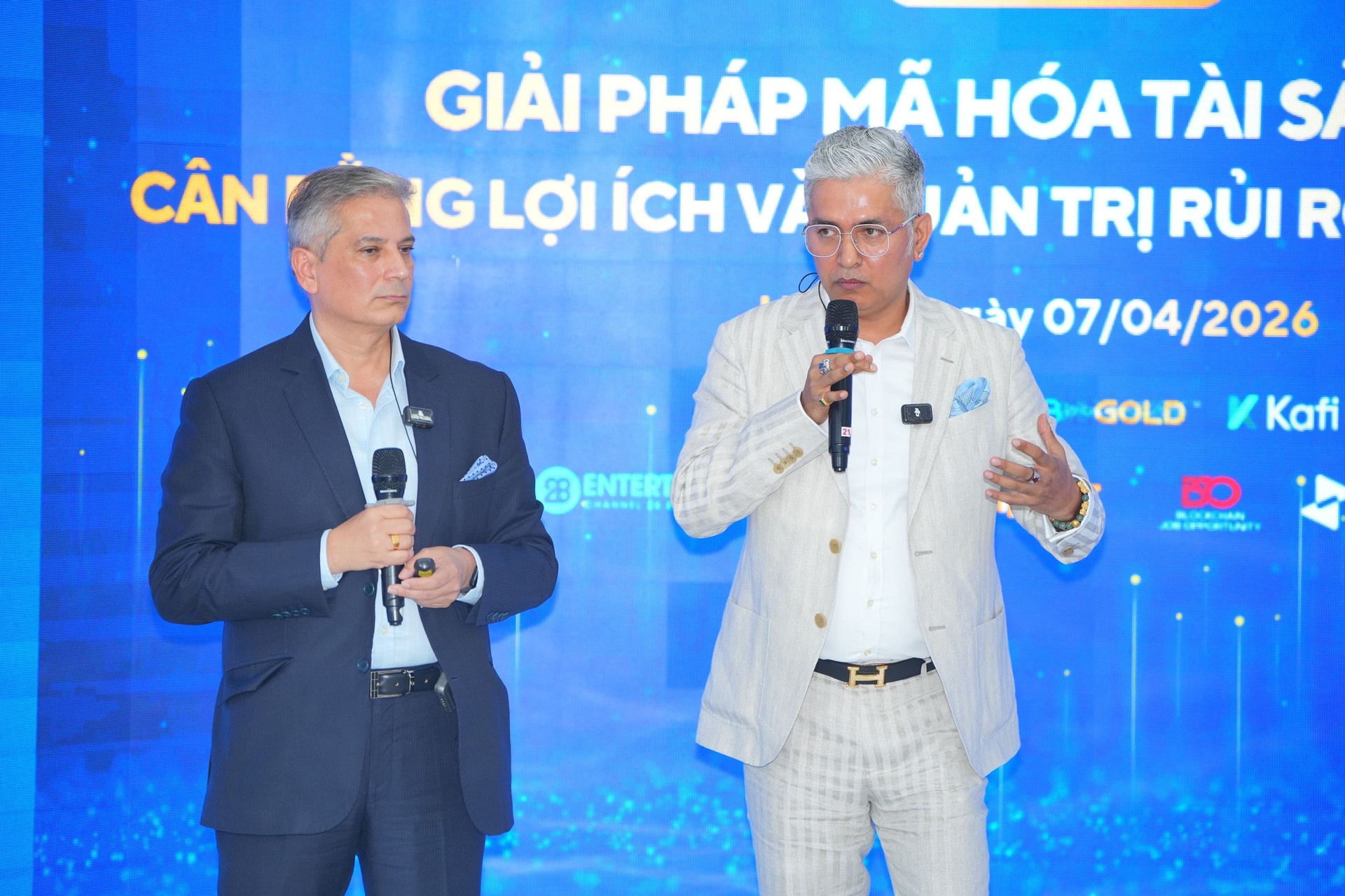 Ông Varun Chugn (áo đen) và ông Kamal Anand