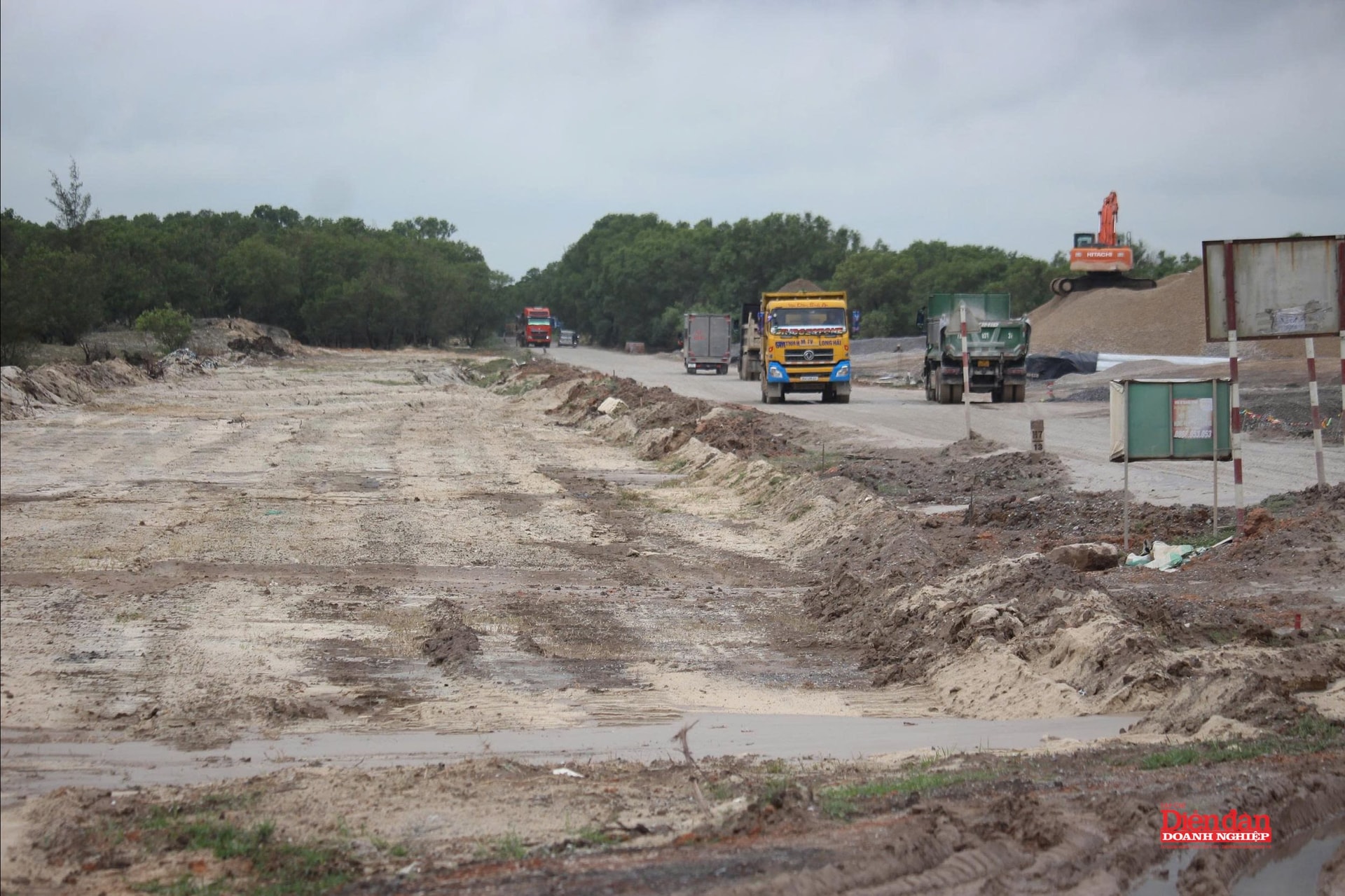 Quốc lộ 15D đoạn Mỹ Thủy đến cao tốc Cam Lộ - La Sơn do Công ty Mạnh Linh thi công (Ảnh Khắc Trà)