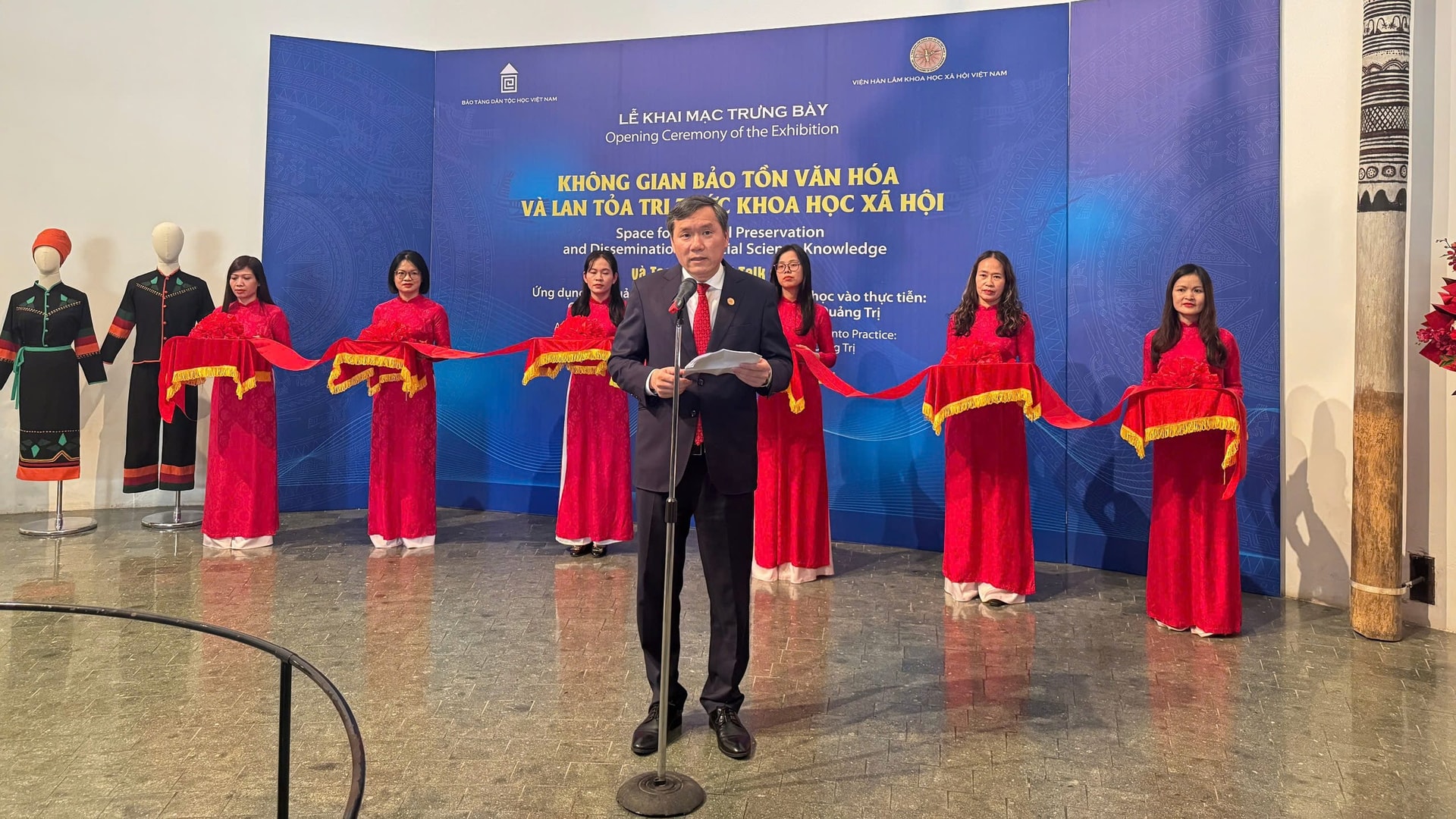 4. GS.TS. Lê Văn Lợi, Chủ tịch Viện Hàn lâm KHXH Việt Nam phát biểu khai mạc trưng bày