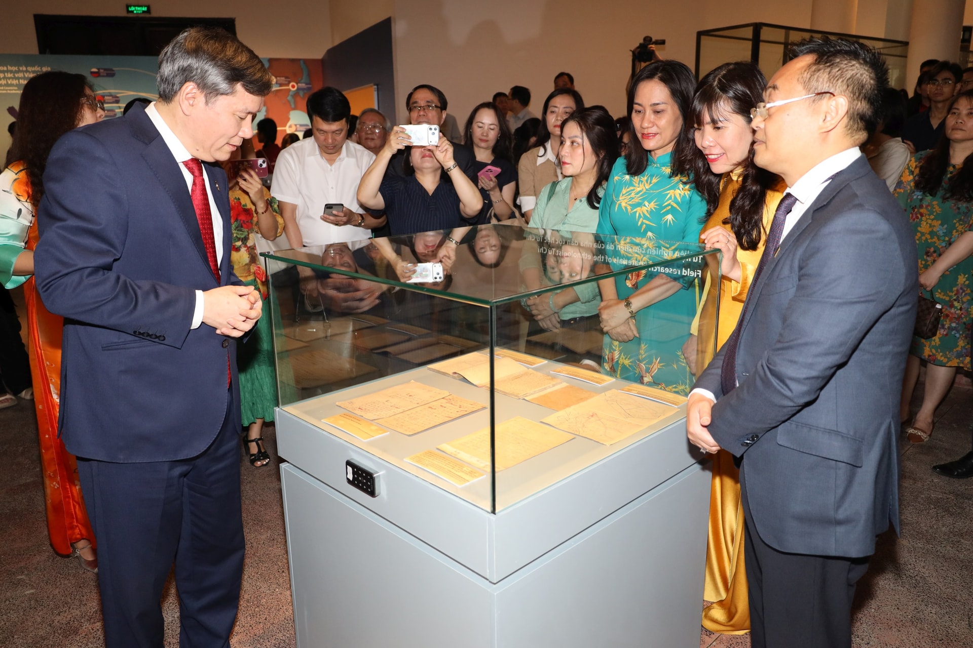 5. GS.TS. Lê Văn Lợi cùng các đại biểu tham quan trưng bày