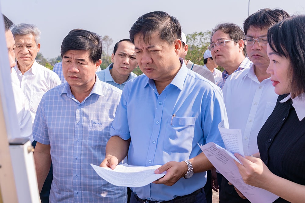 Hình 1 - Bí thư Tỉnh ủy Đắk Lắk Lương Nguyễn Minh Triết (áo xanh, đứng giữa) cùng Đoàn công tác khảo sát thực địa