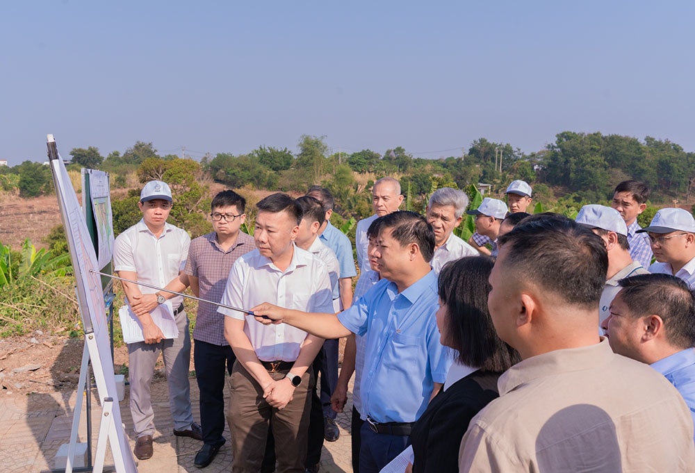 Hình 2 - Bí thư Tỉnh ủy Đắk Lắk Lương Nguyễn Minh Triết khảo sát tại dự án Khu đô thị sinh thái văn hóa cà phê Suối Xanh